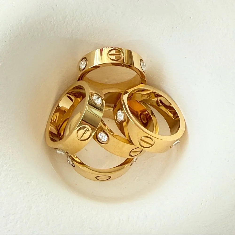Love Design Ring with Zirconia | 18K Gold Plated | Elegant Jewelry